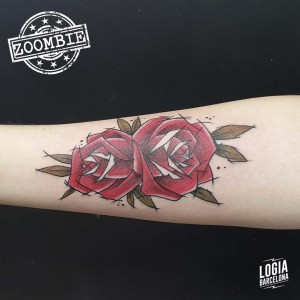 tatuaje_brazo_rosas_logiabarcelona_juanma_zoombie